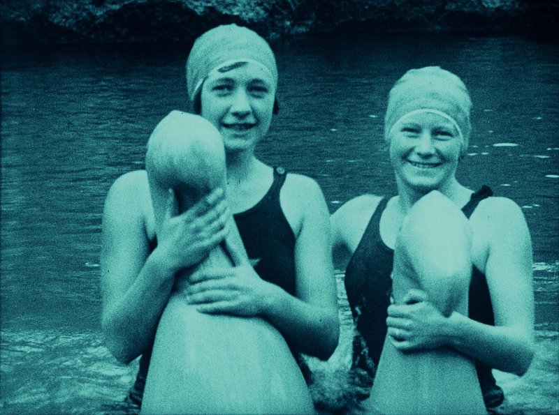 FILM_IST._A_GIRL_&_A_GUN_2