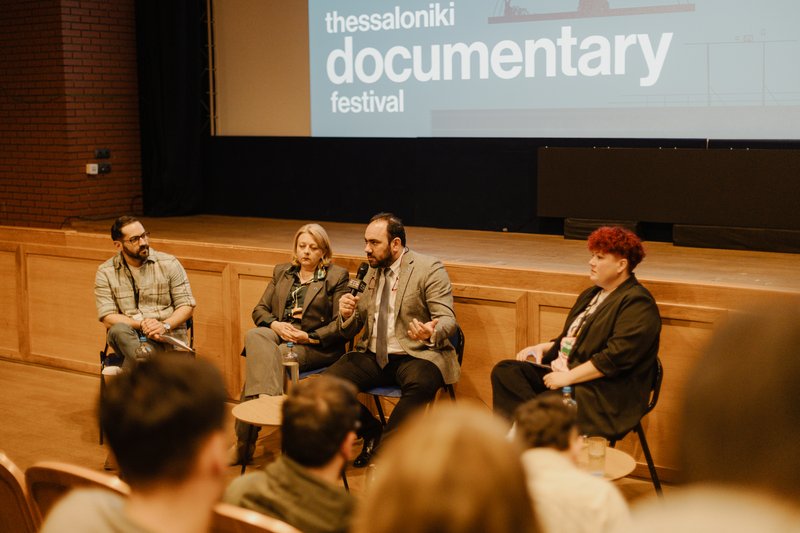 Συζήτηση μετά την προβολή του ντοκιμαντέρ «Ζούμε ανάμεσά σας» της Μαρίας Κατσικαδάκου (Cyber)